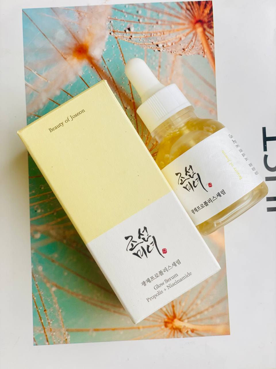 ✨سيروم Beauty of Joseon Glow Serum) سيروم كوري شهير يجمع بين الطب التقليدي والتقنيات الحديثة للعناية بالبشرة. يعتمد بشكل أساسي على البروبوليس (عكبر النحل) والنياسيناميد لمنح البشرة توهجاً طبيعياً وعلاج مشاكل المسام والالتهابات.
✅المكونات والفوائد الأساسية:-
خلاصة البروبوليس (60%): مطهر طبيعي ومضاد للالتهابات يعمل على تهدئة البشرة المتهيجة وترطيبها بعمق.
النياسيناميد (2%): يساعد في التحكم في إفراز الدهون، توحيد لون البشرة، وتصغير مظهر المسام الواسعة.
وBHA بنسبة 0.5% (بيتاين ساليسيلات): مقشر لطيف يذوب في الدهون لإزالة الأوساخ والترسبات من داخل المسام ومنع ظهور الرؤوس السوداء.
مكونات إضافية: يحتوي أيضاً على الكركم الغني بمضادات الأكسدة وزيت شجرة الشاي لتهدئة الحبوب. 
مناسب لجميع أنواع البشرة، لكنه مثالي خصيصاً لـ: البشرة المعرضة لحب الشباب بفضل خصائصه المضادة للبكتيريا والالتهابات.
والبشرة الدهنية والمختلطة لقدرته على موازنة الزيوت والرطوبة.
والبشرة الباهتة حيث يمنحها نضارة فورية وتأثير "بشرة زجاجية". 
💢الحماية: يُستخدم صباحاً ومساءً، ويجب وضع واقي شمس نهاراً لاحتواء السيروم على نسبة بسيطة من المقشر (BHA).
#الاصلي المنشأ كوريا 🇰🇷💯
السعر: 18 الف
توصيل مجاني لجميع محافضات العراق 
#fyp


**إذا كنت صاحب هذا الإعلان وتريد حذفه لأي سبب، رجاءا أرسل رسالة إلى الدعم الفني**