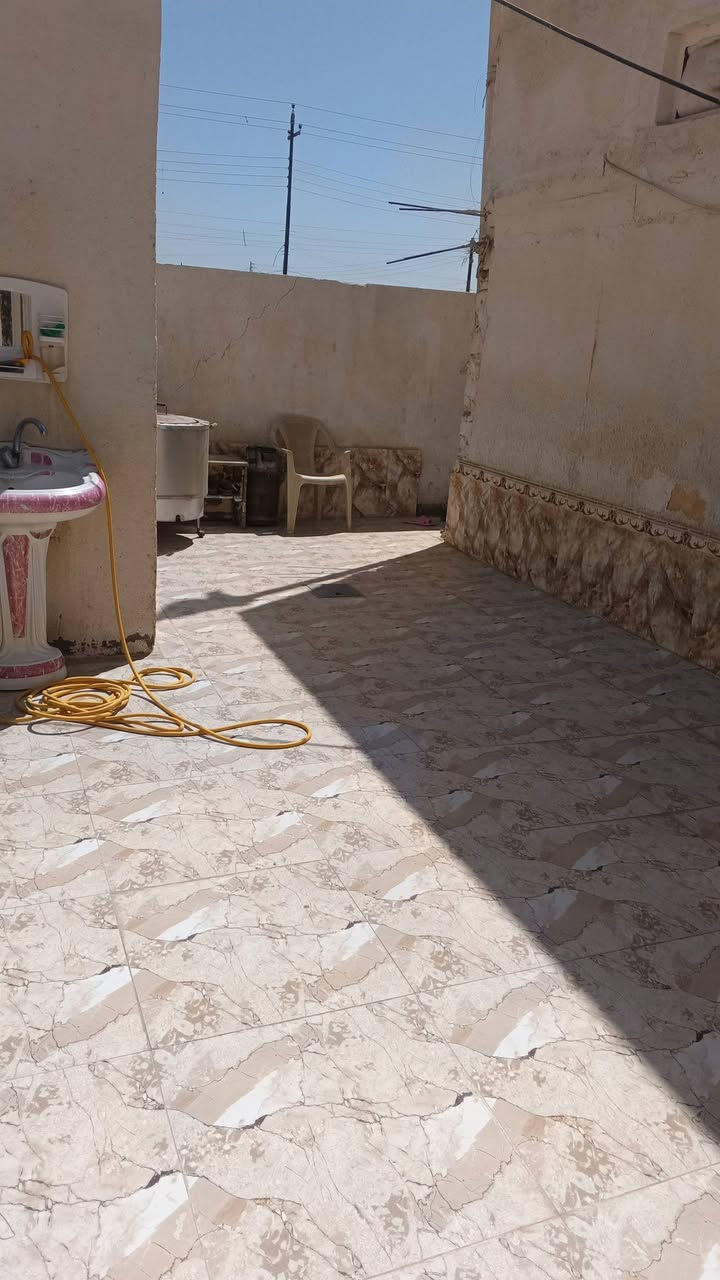 السلام عليكم
بيت للبيع  او مراوس ابيت بالفضليه فقط  مساحه 210  ثلاث غرف مطبخ صاله ديوانيه مغاسل داخليه وخارجية ستاره عاليه وترك داير البيت ساحه بالبيت جاهز للسكن السعر 38 وبيه مجال للشراي 
الفضليه شارع طاقة الكهرباء القديمه 
 تفاصيل اكثر واتساب.***********
