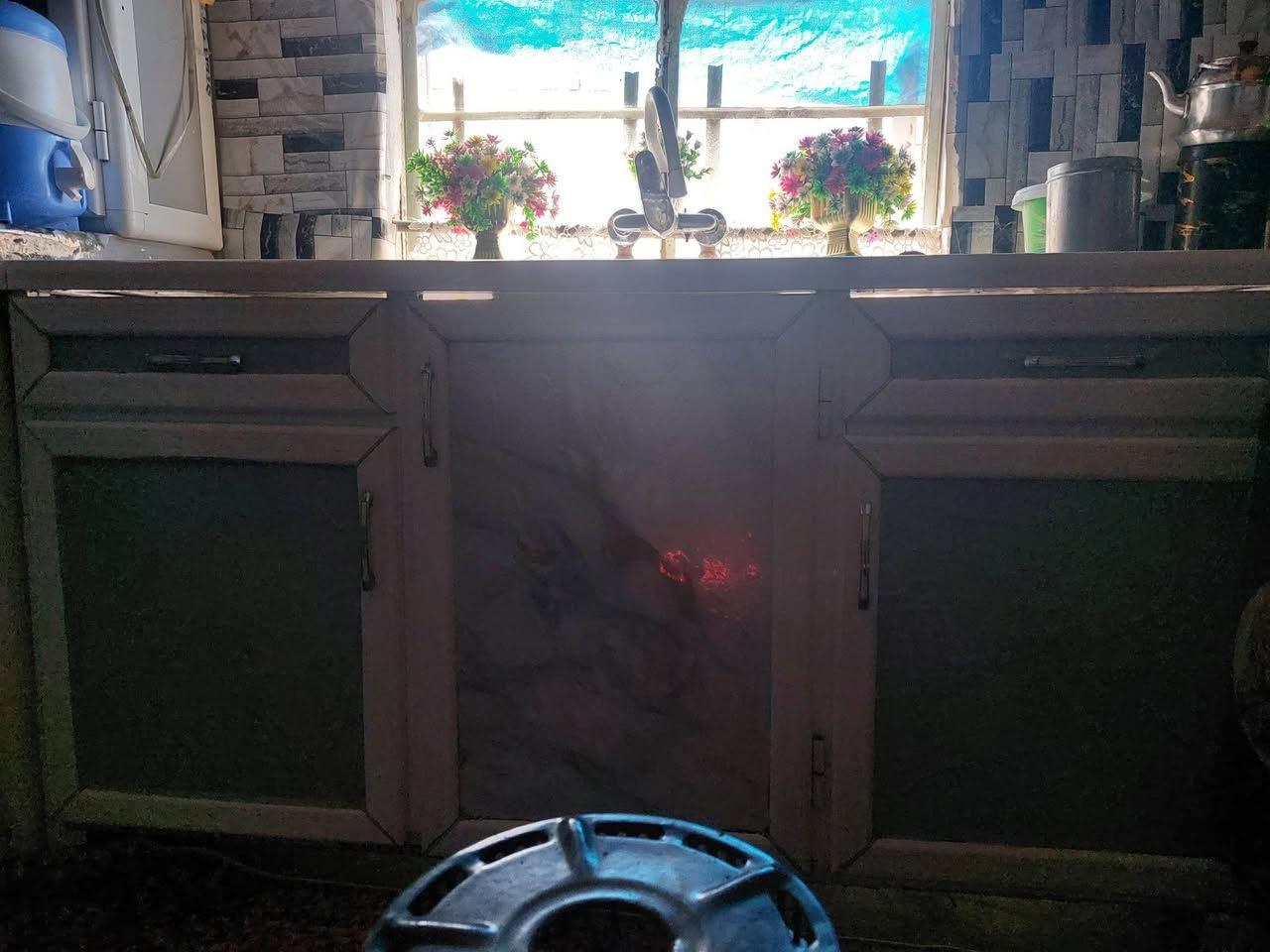 كاونتر المنيوم 4 متر ثلاث قطع كاوننتر جديد ونضيف تجي تشوف بعينك وتقتنع السعر 650 وبي مجال 
رقم المبايل ***********
