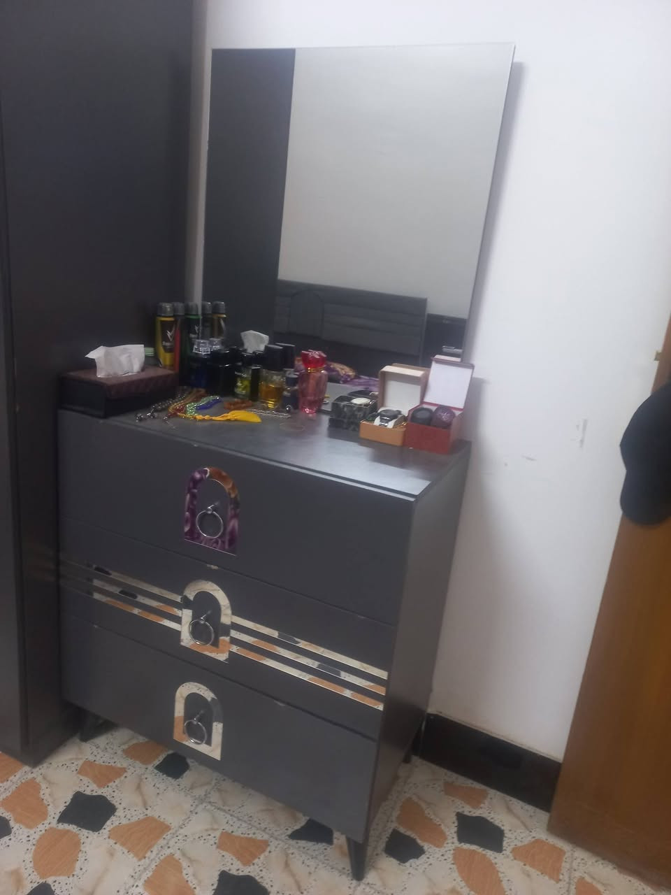 غرفه للبيع ٥ قطع التفاصيل كامله بلصور شوفهن واتصل مكاني سبع البور السوداني
بيهه اضرار موضحه شوف وقتنع وخابرني سعر هيه ودوشك ب٣٠٠ 
***********
