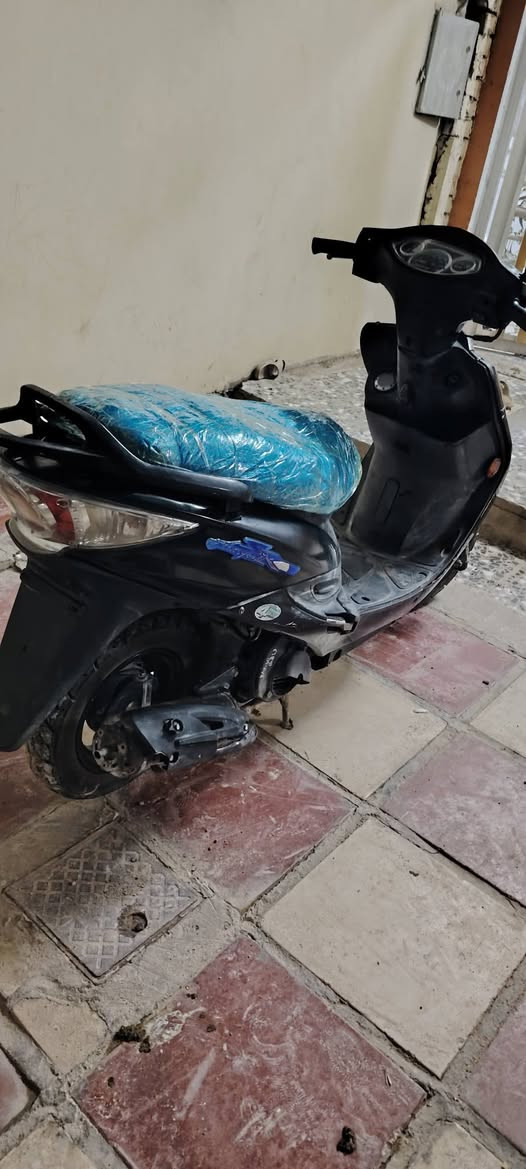 السلام عليكم شباب دراجه كامكو للبيع الدراجه نضيفه مثل ما واضح بلصوره الدراجه مچفته فقط 
السعر (350) وبيه مجال بسيط
هذه رقمي (***********)
