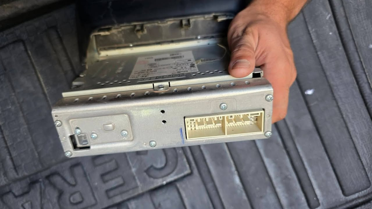 راديو بلوتوث سيراتو موديل ١٩ اصلي اني فاتحه من السياره للبيع  *********** واتس اب
