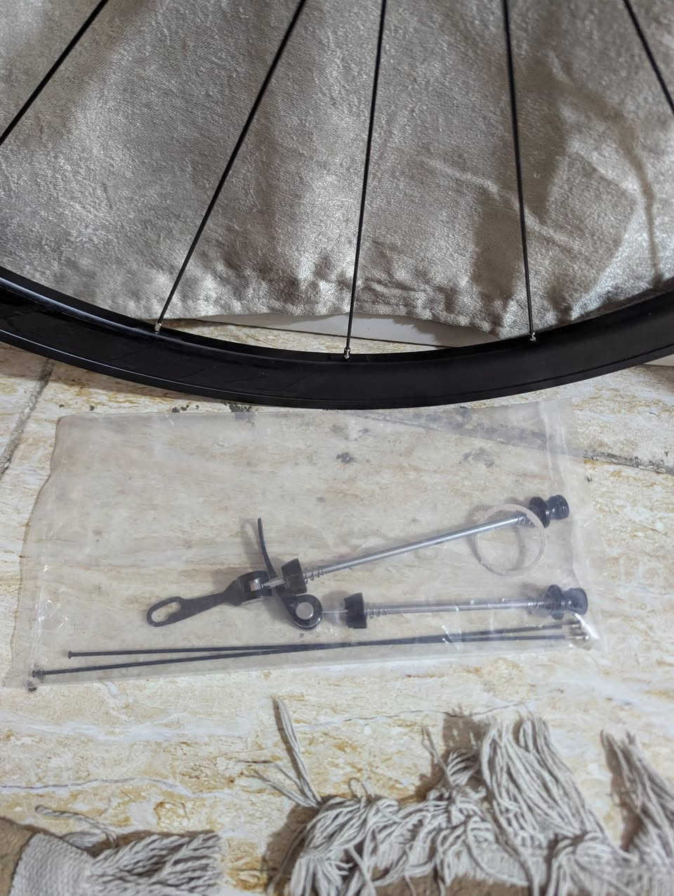 سلام عليكم
(C700)للبيع زوج ويل رود 
معدن المنيوم بطيخه كاربون 
ارتفاع ٤٠ 
كمبليون يدعم كاليبر بريك (بريك طوق )
جديد غير مستخدم 
السعر ارجو المعذره عن ذكره الي حاب يتفضل خاص او على الرقم *********** 
تحياتي
