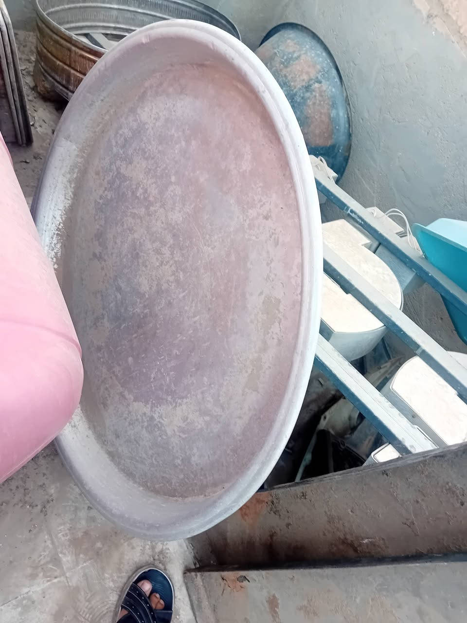 أغراض حلويات مع صواني حجم ٦٠ و٧٠ للبيع م ***********

