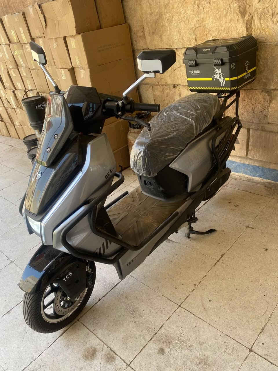 دراجه الوحش الفضائي 
6 بطاريات مسطرة ماركه تيانينج السعه 32 أمبير الفولتيه 72 فولت تمشيك 75 كيلو السرعه 80 قدره الملف 2000 تتحمل وزن 350 كيلو تشغيل بصمه عدد 2 سويج عدد 2 تشغيل عن طريق الهاتف موديل 2025 مثبت سرعه نظام منع السرقه نظام TCS شحن مبايل USB سكات قلبي امامي بريكات هايدروليك حجم الطار 12 دراجه جديده  العنوان بغداد البلديات 
بصمه عدد 2 
سويج عدد 2 
السعر  (مليون) 

***********  هذا رقم صاحبها اني مكلف بنشر
