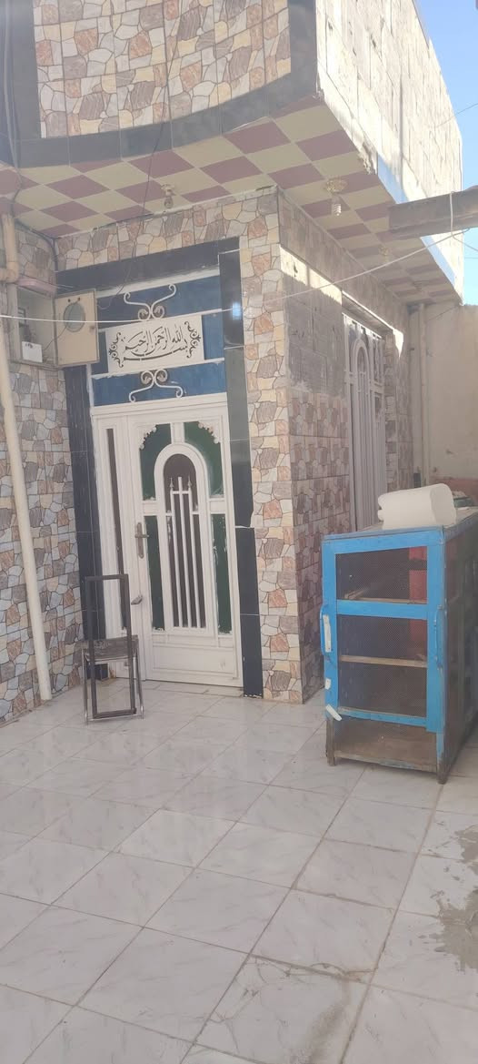 بيت للبيع ٢٠٠م.....يتكون من غرفتين وصاله مطبخ واستقبال ومحلات٢مغلقه.. صب كونكريت. بناء١٧. نضيف جدا.. السعر ***********... شارع المله الرئيسي شارع ١٥ قريب عل فرن..
