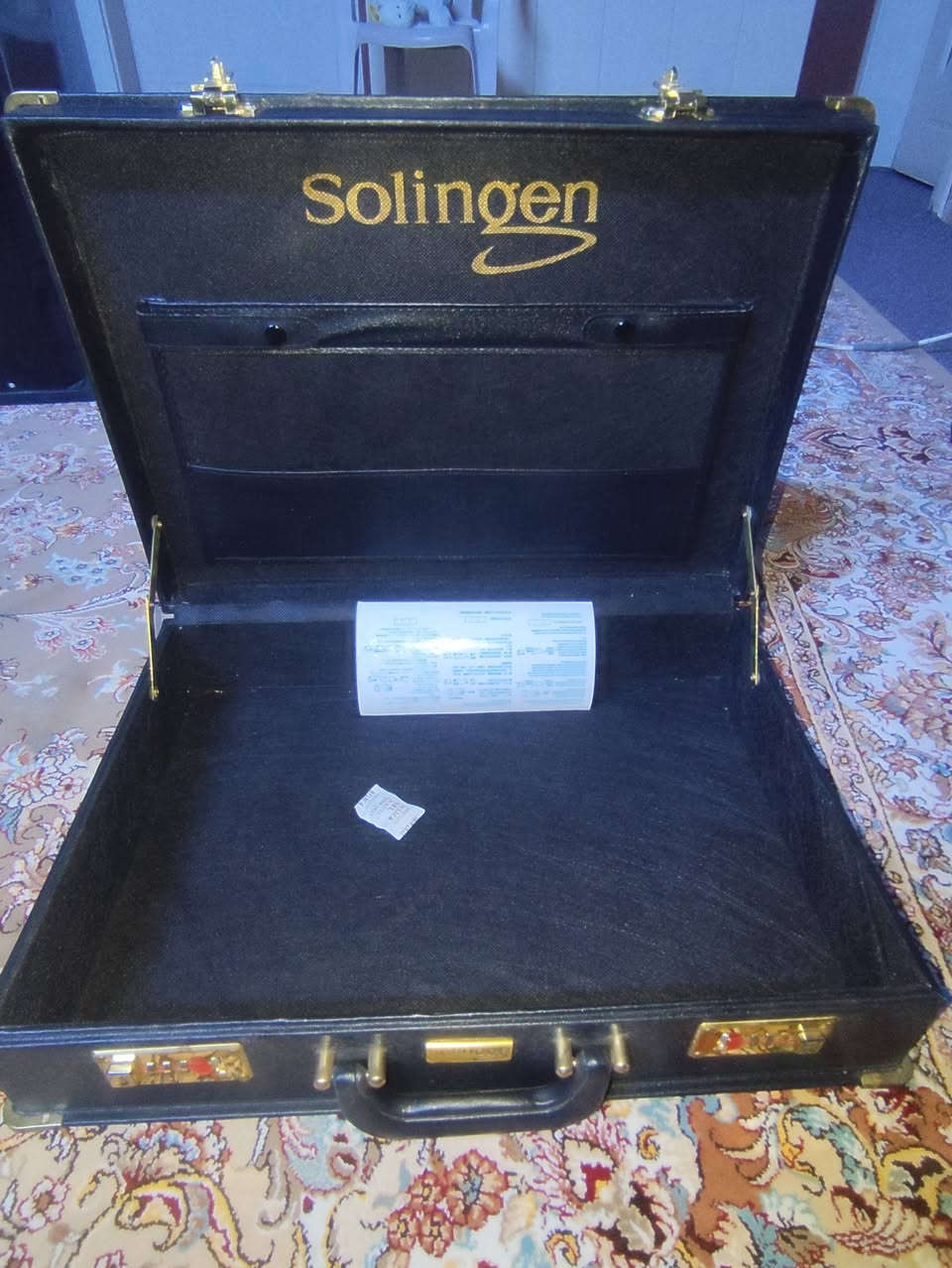 باله اوربي جديد غير مستعمله
ارتقِ بمهنيتك مع حقيبة العمل الجلدية الكلاسيكية ، حقيبة أعمال (Briefcase) من علامة Solingen، مزودة بقفل أرقام مدمج مصممه لرجال الاعمال .قياسات (33x45x10) مصنوعة من جلد صناعي متين عالي الجودة . الحقيبة مبطنة لمزيد من الحماية وتفتح بأمان بارقام سريه ، مما يضمن سلامة متعلقاتك. السعر ٥٠ الف


**إذا كنت صاحب هذا الإعلان وتريد حذفه لأي سبب، رجاءا أرسل رسالة إلى الدعم الفني**