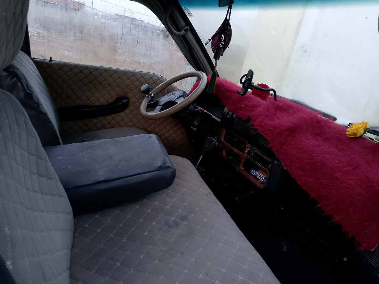 سلام عليكم.  هونداي باص 11راكب  موديل 1998 سياره كفاله عام بس مرشوشه على الحديد سياره معمره ونضيفه  كير محرك ونجي رياضي  رقم دهوك  السعر 65 وبيه مجال لشرايه  العنوان: ديالى المقداديه  رقم الهاتف:  ***********
