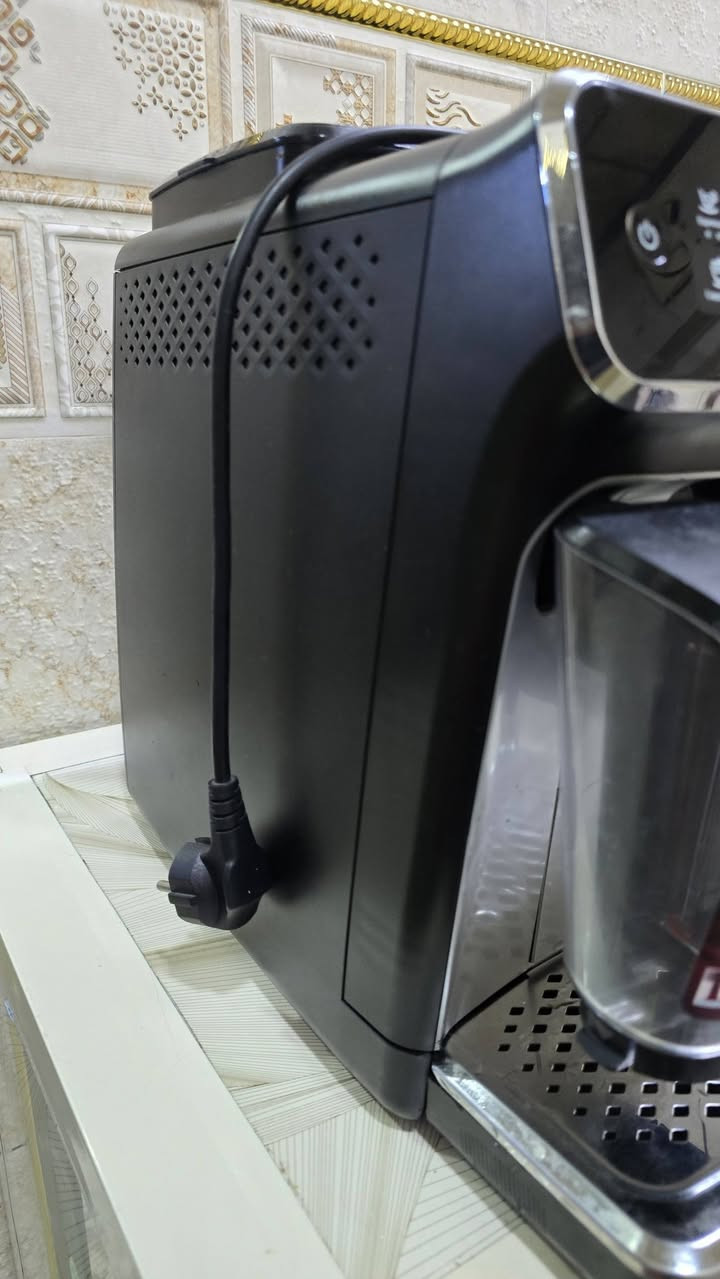 ماكينة قهوة أصلية من Philips ☕
موديل قريب من Philips 5400 Series LatteGo
✨ صناعة أوربية – جودة عالية
✨ تسوي جميع أنواع القهوة (اسبريسو، لاتيه، كابتشينو)
✨ شاشة وتحكم سهل + تصميم أنيق
✨ استخدام خفيف وحالة نظيفة
📌 ملاحظة بسيطة: الغطاء العلوي (قبخ) يحتاج تصليح بسيط، وباقي الماكينة تشتغل
💰 السعر راسلني وادلل


**إذا كنت صاحب هذا الإعلان وتريد حذفه لأي سبب، رجاءا أرسل رسالة إلى الدعم الفني**