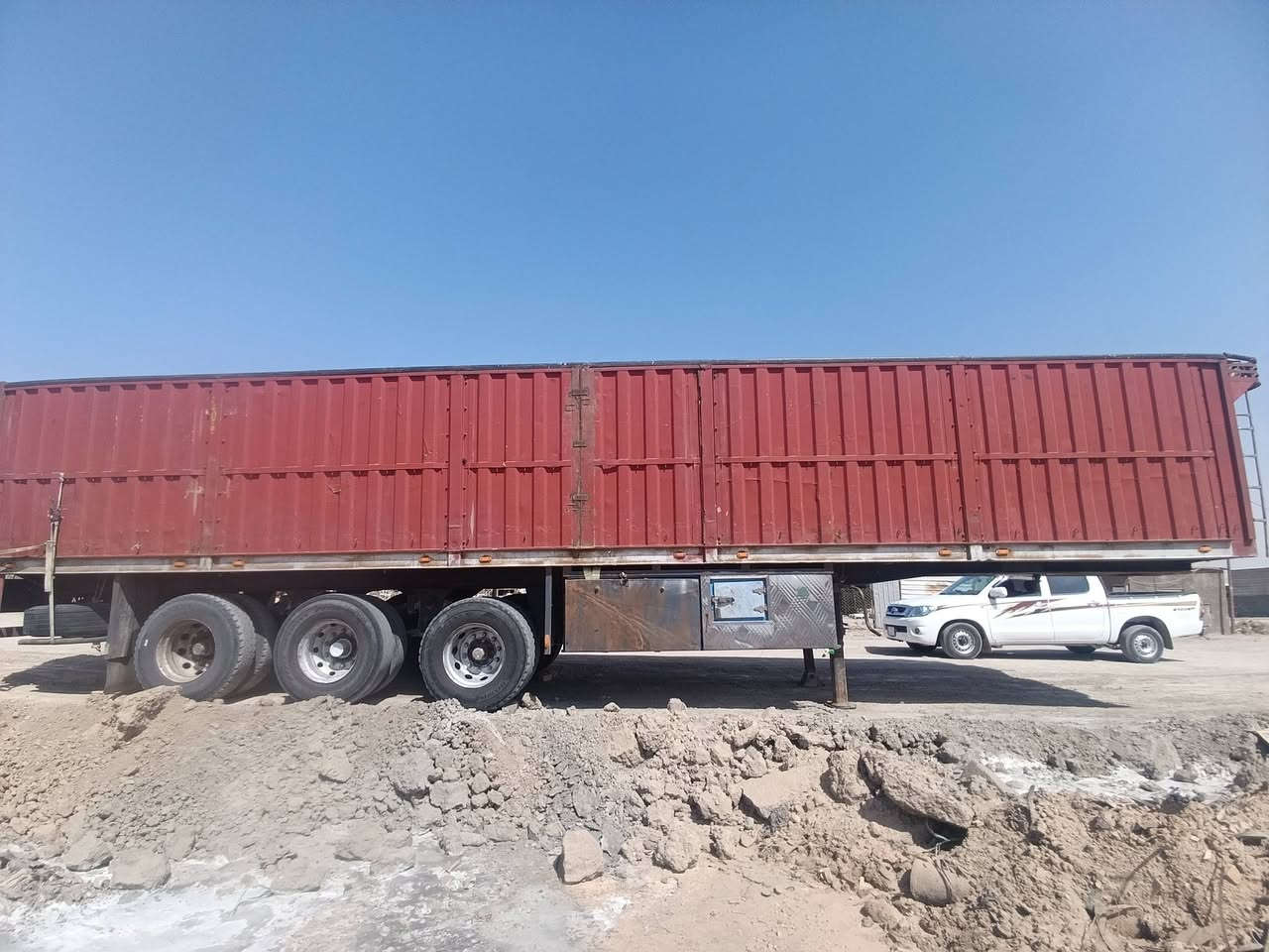 السلام عليكم عربانه للبيع طول 12،60 دناكير 13الماني 4تايرات جدد والباقي نص عمر كهربائيات كله شغاله ***********
