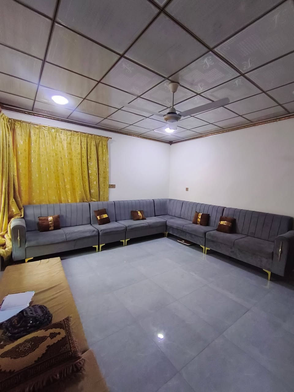 [[بسم الله الرحمن الرحيم]]
🏡     🏘      🏚 

#يوجد_بيت_طابق_ونص_للبيع

#العنوان  الفلوجة 
#المنطقة حي نزال // قرب مدرسة وادي العقيق

✅المساحة : 300م
⬆️ الوجة : 15م
🏞️النزال : 20م
 
غرف 4
استقبال 
صالة
مناور 
مطبخ
صحيات 2
الارضية سيراميك 
 كراج سيارة 
حديقة

                       #بناء 🧱 : طابوك 
      
     #شارع 🏞️⬆️⬆️ : 10م كامل الخدمات من تبليط مدارس اسواق 

  #السعر_محدد_من_قبل_البائع 
    
        
        ⚖️⚖️   نوع الملك : طابو صرف تحويل مباشر  🏙 

            #السعر💰💸:  230 مليون وبي مجال

__________________________________

للأستفسار⛔🖲️ : مراجعة 
🥇#مكتب_الرافدين_للعقار 🥇
العنوان شارع المنجزات تقاطع جامع التقوئ مجاور محطة المتميز المركزية لغسيل السيارات 🚗🚖
__________________________________

#ملاحظة//📋📑 اذا لديك عقار تريد تعرضة للبيع او تريد تشتري عقار قم بمراسلة الصفحة او اتصال على لارقام الموجودة+ واتساب
            
         #للأتصال_او_واتساب 📞  ***********
         #للأتصال_كورك.   📞.      ‏‪***********‬‏

#بيع_وشراء_الدور_السكنية_والزراعية_العقارات_في_مدينة_الفلوجة #مكتب_الرافدين_للعقار_بيع_وشراء_العقارات_بسعر_مناسب
#عقارات_الانبار_الفلوجة
