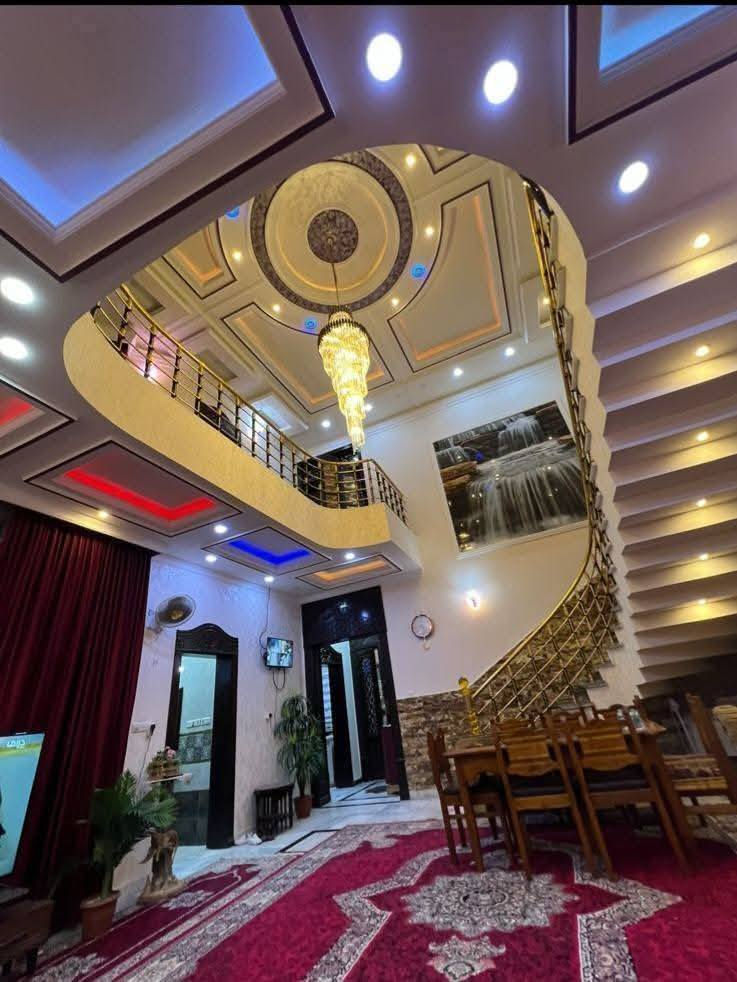 يعلن مكتب عقارات ابو انور فرع الطويسه عن وجود دار طابقين للبيع حديث بناء ٢٠٢٠ موقع متميز منطقة حي الأندلس مساحه 400 متر واجه 13.5 في عمق 30 متر  الطابق الأرضي يحتوي على ديوان كبير وصاله كبيره وغرف منام كبيره عدد/2 نظام سويت وصحيات عدد/3 مع ولوندري ومطبخ كبير ومخزن تابع للمطبخ وحديقه عدد/2 وكراج عدد/2
الطابق الأول غرفتين منام كبيره وصحيات عدد/2  مع شقه منفصله مساحه 100 متر عباره عن غرفتين منام وصحيات ومطبخ وصاله مكان راقي ممتاز الستفسار الاتصال//***********//***********// كما نستقبل جميع عروضكم وطلباتكم التجارية والعقارية المكتب مجاز قانونيا المكتب ماقبيل مطعم الحسون عقارات أبو انور فرع الطويسه
