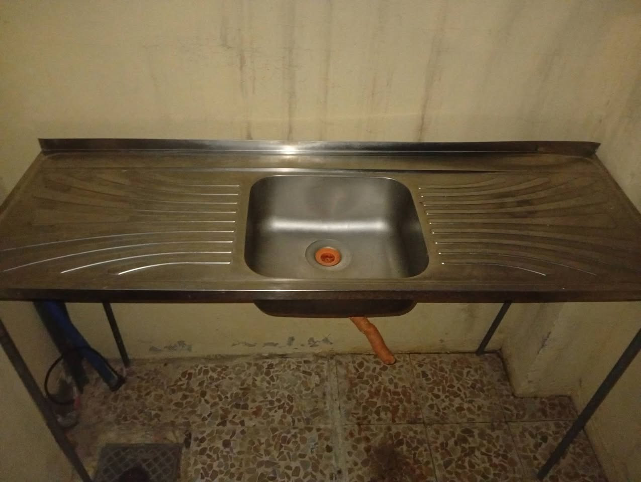 كاونتر قطعتين الوجه كرانيت نوعية مضبوطة ونظيف السعر 165 
بيه ضرر بثنين ابواب بيهم زرف صغير
سنك جنحين وحوض نظيف السعر 20 مع القاعدة 35
موصل/ حي السكر 
***********
