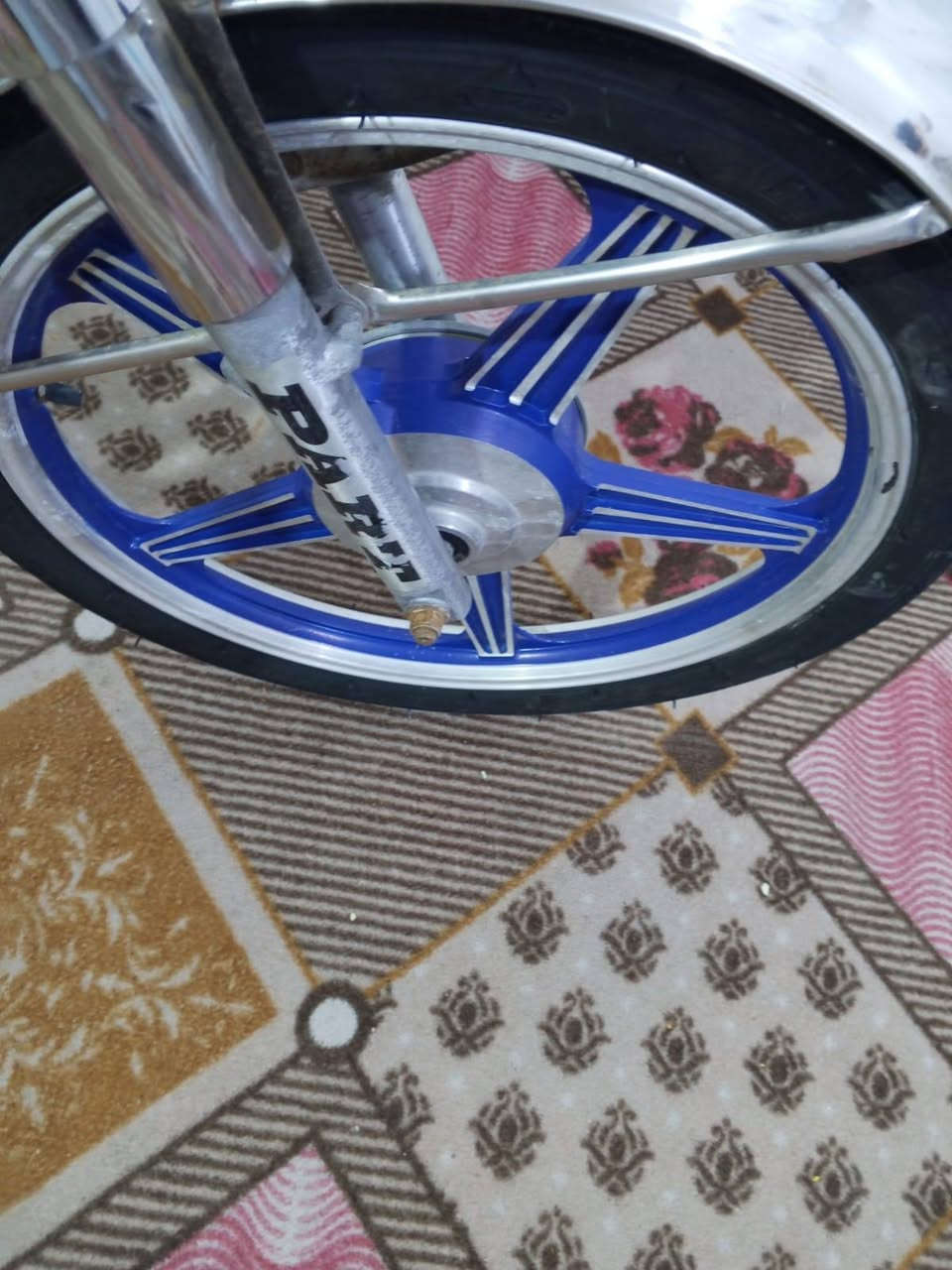 السلام عليكم دراجه للبيع بارت أوراق كامله اصلي موديل 20 الدراجه كفاله عامه كله على لبلاد شغاله كله السعر 750 عنواني بالزبير الشراي اتصال  واتساب ***********
