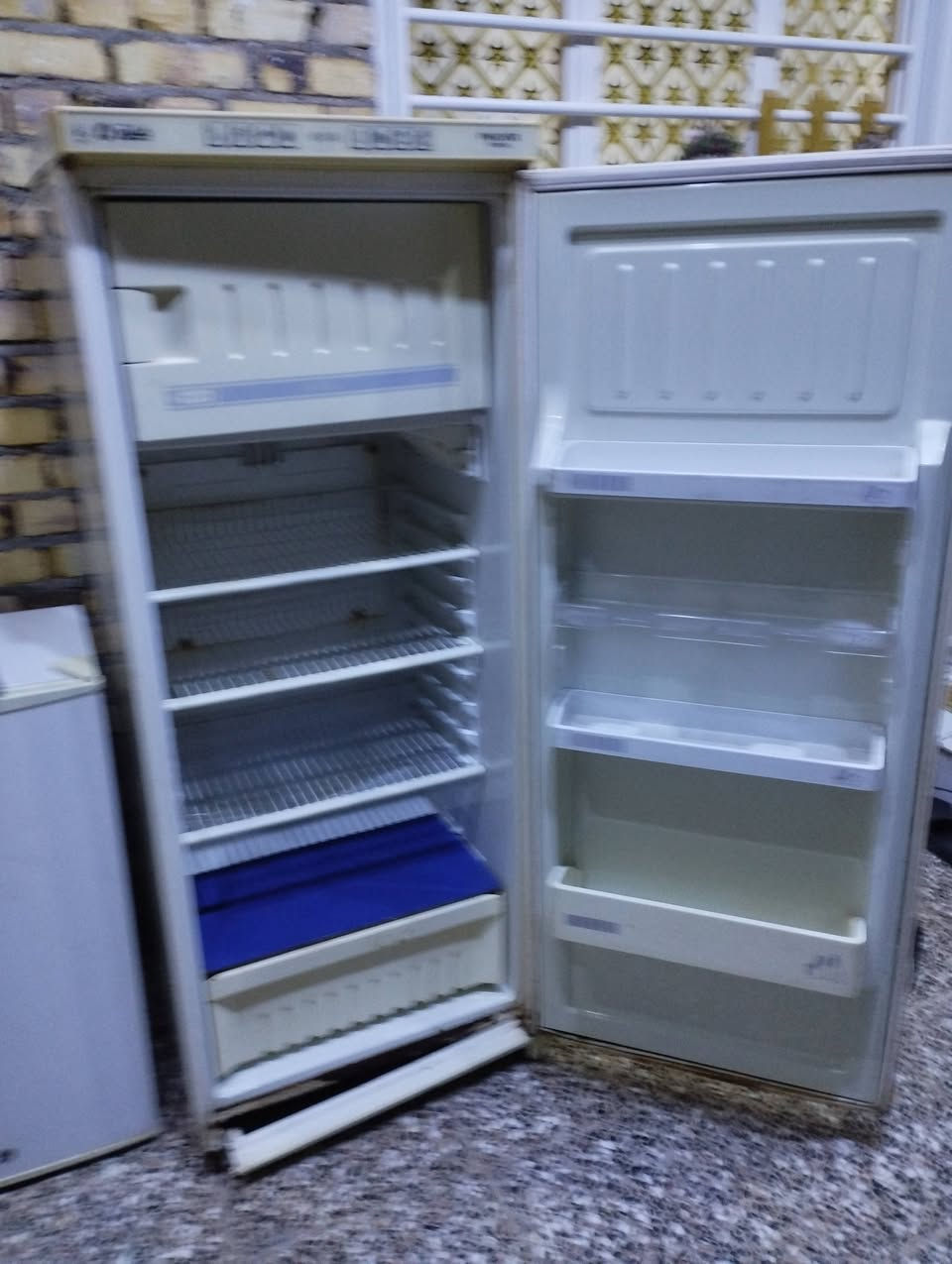 ثلاجه 16قدم للبيع نضيفه تك باب على الفيس موجود وهاذه رقمي ***********
