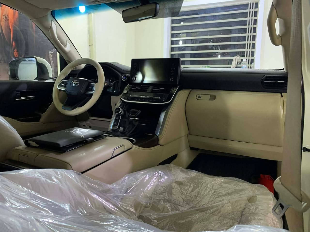 سلام عليكم عندي سياره البيع لاندكروز موديل 2022 رقم بغداد دولي ماشيه 40 ألف فول موصفات سياره جديده وحلوه عنوان بغداد ولشراي يتصل على رقم ***********
