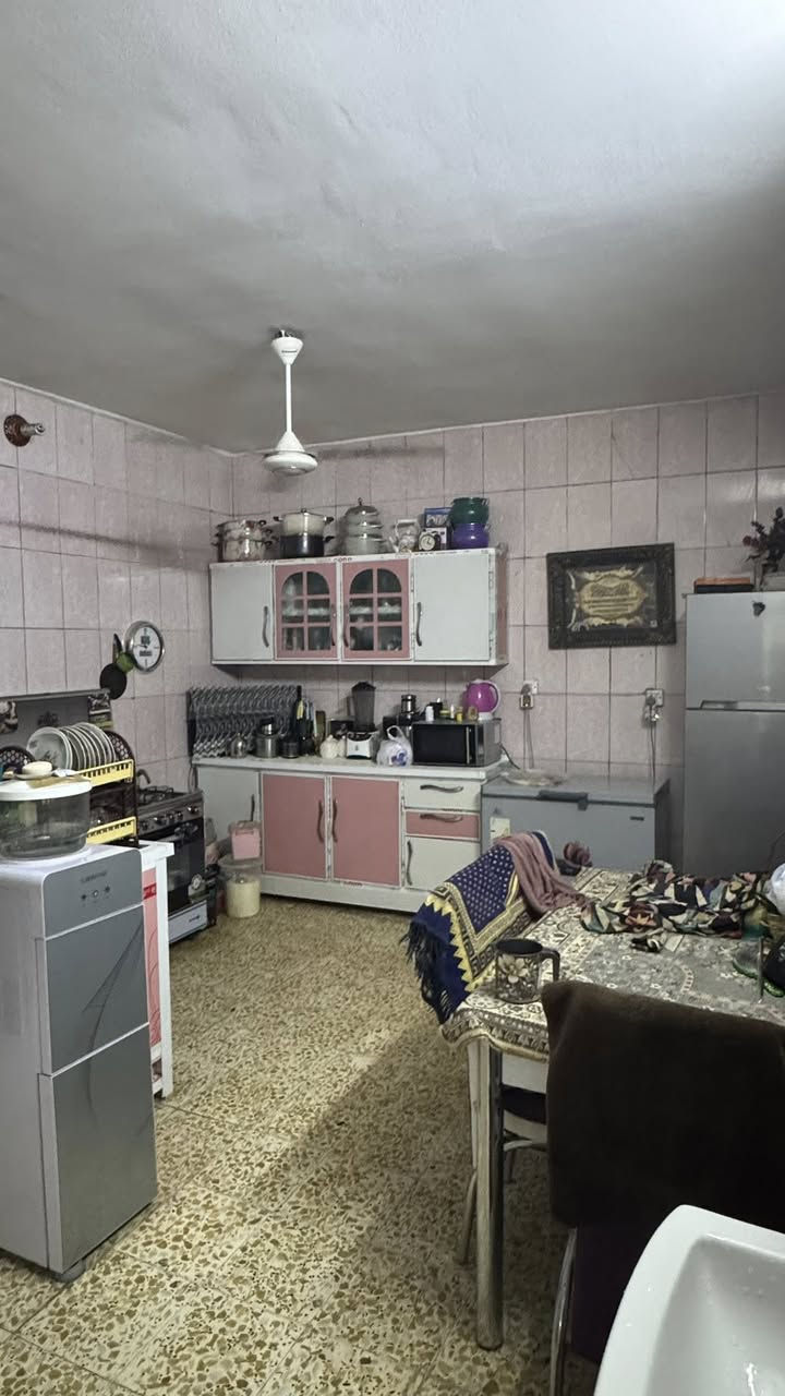 مشتمل للبيع بمساحة 48م الواقع في منطقة الشعب الشارع العريض يحتوي على استقبال  ومطبخ وباقي الخدمات مع اثنان مـن غرف النوم مع بيتونه  مع اثنان  مـن السطح …….
لل استفسار ***********
