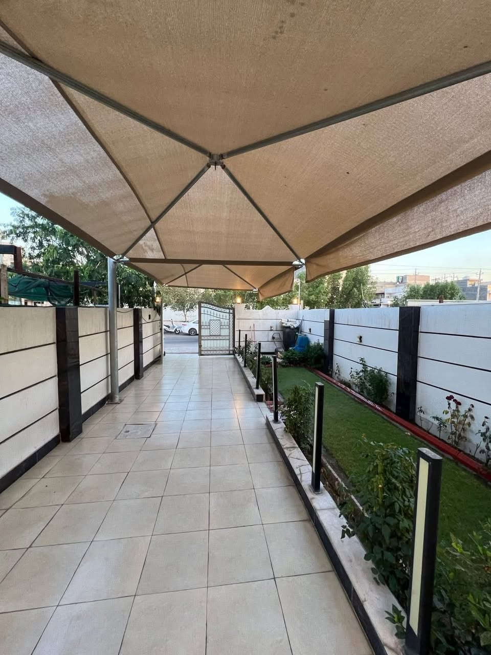 دار للبيع Vip Vip Vip السعر 450 وبي مجال
114متر علئ +تشجير  ضمن الدار 120م علئ شارع 60متر العام 

 بغداد الكرخ  بحي الجهاد المخابرات علئ شارع 60 مربع 300😍😍قرب جامع محمد رسول الله 

للبيع114واجهه  5.75 نزال 20متر 

تسليم مفتاح &جاهز للسكن 🏚️🏚️🏚️

بناء حديث 2024 🏚️🏚️🏚️

يحتوي على ثلاث غرف نوم ماستر دريسنج روم 

3غرف  نوم + 3صحيات + مطبخ حار + مطبخ بارد + شلال داخلي + حولي داخلي كبير + استقبال + مداخل عدد 2 

البيت بي تفاصيل أخرى غير مذكورة 

للأستفسار : *********** &واتساب
