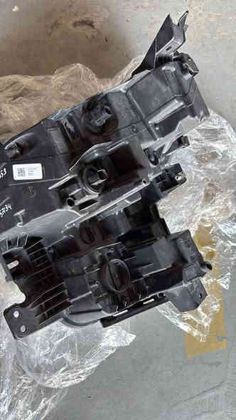 السلام عليكم  
لايت تاهو اصلي تفصيخ 
LS اشارة صفره 
طرف اليمين 

نظيف جداا 

من موديل 2021-2024
سعره 300$ 

*********** 
توصيل موجود
