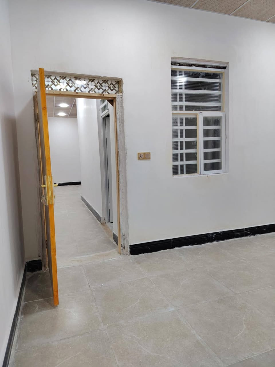 للبيع بيت مساحه ١٠٠ متر طابو زراعي مجمع الجوادين السكني منطقه سيد حبوب وكل الخدمات متوفره سند ٢٥ ومداور سهم بطابو شغل درجه اولى اساس كونكريت مكون من غرفه وصاله ومطبخ وصحيات وبراني ومناور وصحيات خارجيه وداخليه سقوف ثانويه اناره ليليه كهرباء ماي شوارع مرتبه ضوئي *********** كامل المواصفات جاهز للسكن شغل جديد السعر ٢٨ مليون وبيه مجال للشراي ارضيه بورسلين سيراميك كامل
