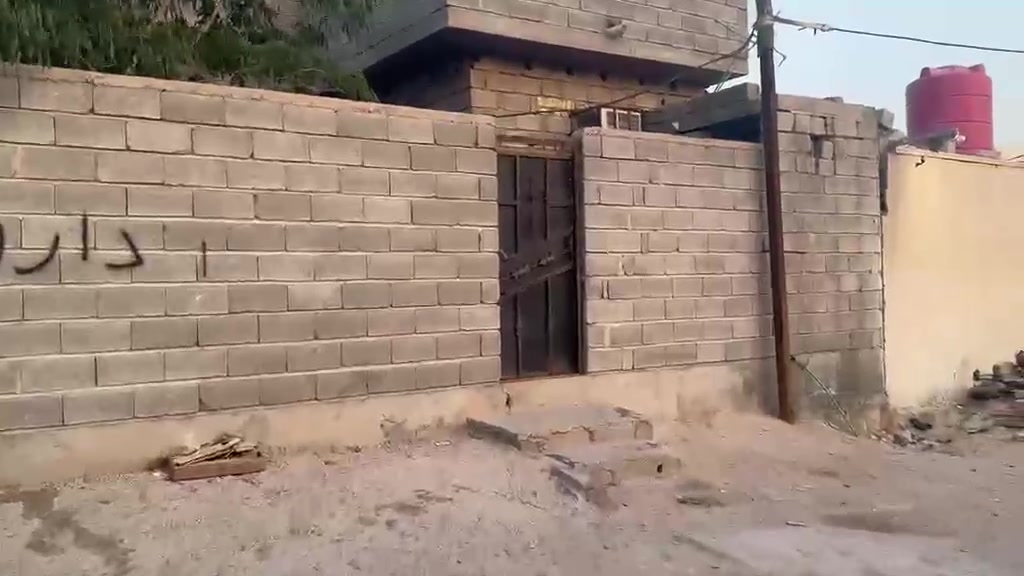 سلام عليكم بيت الزبير الشعيبه تغاطع الجويه قرب سنتر البروج مساحه 450 البنأ 350 متر  البيت يتكون من 3 غرف  وفوك غرف1.  وديون وصالت غرف وسأله معزوله حمامات داخليه وديوان جبيره   وقطه 150متر  ماي وكهربه متواجد التصال ***********  السعر 85 وبي مجال قليل
