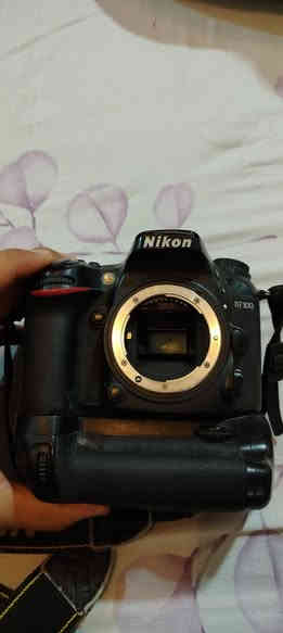 السلام عليكم شباب نيكون 7100 نفس ماواضح بصوره كامره مرتبه وحلوه مكاني كوت للاستفسار  ***********8
