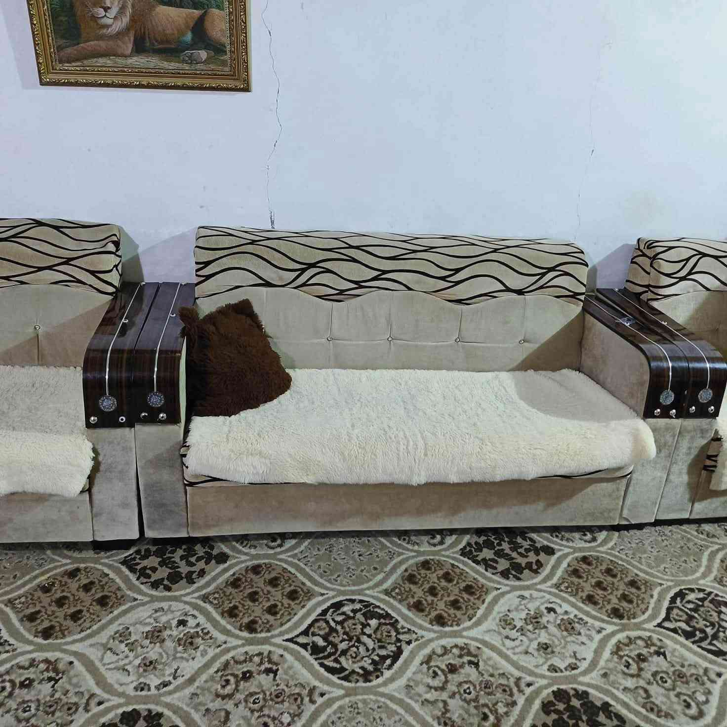 قنفات للبيع اربع قطع نظيفات سعرهن 100الف
ومكتبه خشب اصلي سعره60الف
وميز تلفزون سعره 40الف
وكاربت طوله7وعرضه5سعره75الف
للتواصل***********
