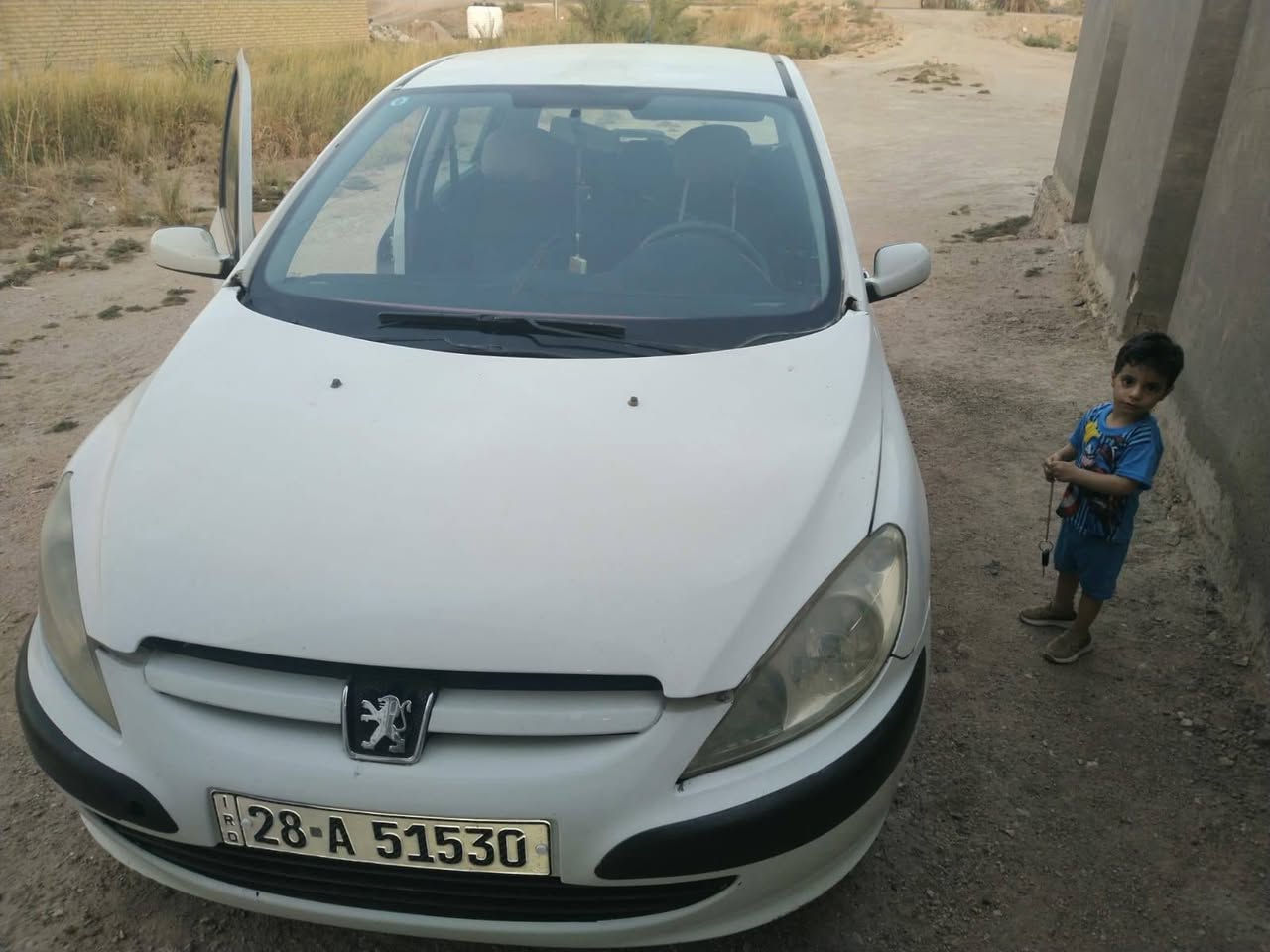 بيجو 🇫🇷فرنسي رقم نجف نكليزي  موديل ٢٠٠٥نوع ٣٠٧ مكينه وكير جدد وحداديه  صبغ عام لجماليه  مكفوله من الضربه القويه مراوس بسمند او بيجو ايراني  مكان السماوه ***********
