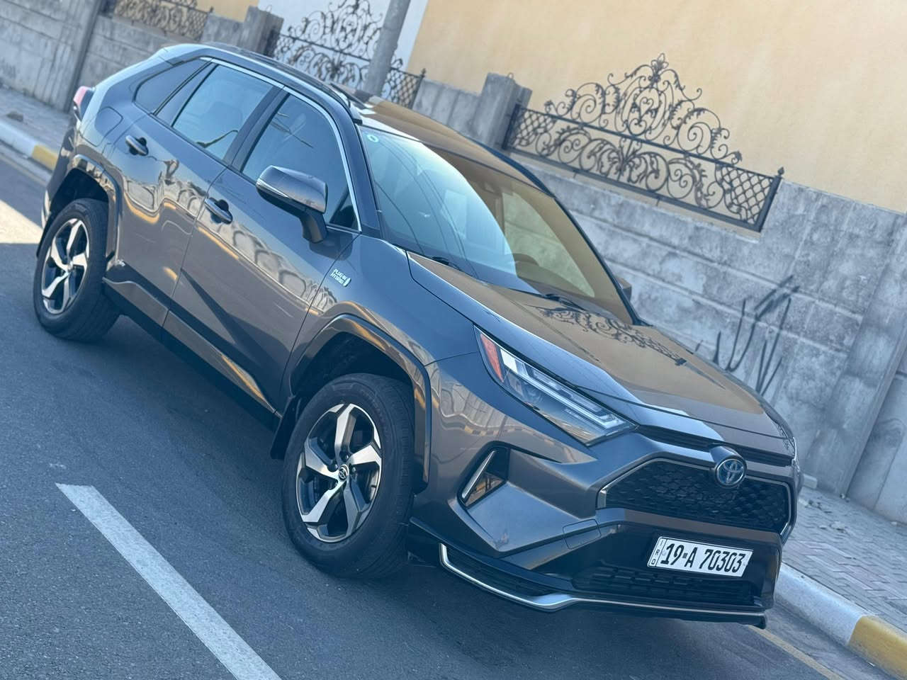 السلام عليكم تيوتا راف فور SE PRIME - PLUG - IN - HYBRID
رقم كربلاء الدولي تحويل مباشر 
الموديل : 2022 
عداد المسافه : 47 الف mill
حجم المحرك : 2500 هايبرد +كهرباء
 الضرر : باب خلفي يمين تبديل نفس اللون بدون دواخل ايرباك برده طاك ومصلح سستم 

المواصفات SE PRIME .. ✔️
فتحة سقف - بصمة تشغيل وابواب 
تشغيل عن بعد - تبريد قطعتين - فور ويل
صندوق كهرباء - كرسي سائق كهرباء 
مقاعد تدفئه اماميه + خلفيه + تدفئه ستيرن
لايت زينون عدسة تحكم كهرباء 
لد نهاري ليلي - هاند بريك كهرباء 
السياره جدا نضيفه سبير مانازل وأرضيات الشركة ربل كامله مع كتلوكات الشركة ✅
((السعر270ورقه ))
مكان السياره كربلاء 
للتواصل ***********
