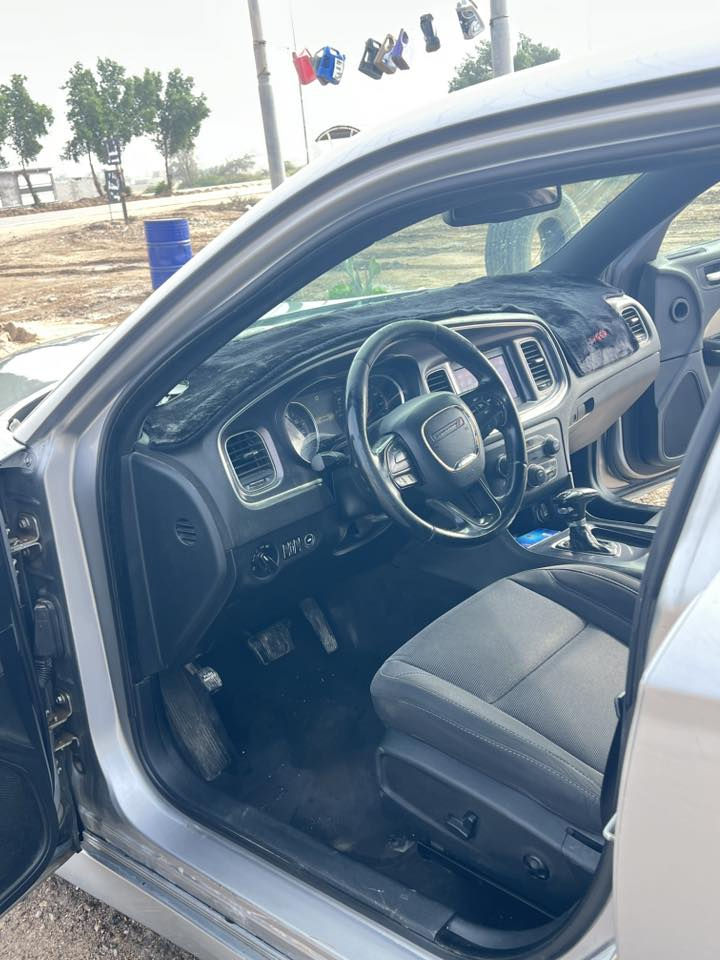 السلام عليكم
جارجر 2015 سلفري سياره جديده مكينه و كير و اكسل كفاله حداده جديده سياره بدون حادث من أمريكا بيها كلير بالجاملغات الاماميه بدون فتح و طخه بسيطه بالجاملغ الخلفي
 رقم بغداد جديد و سنويه جديده اصوليات كامله
السياره بأسمي مكانها البصره القرنه
سعرها 167
*********** الاتصال واتساب
