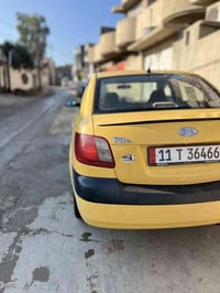 سياره كيا ريو للبيع ٢٠٠٦   سياره جاهزه من كلشي بوجهك عشارع ما تصرف ربع...