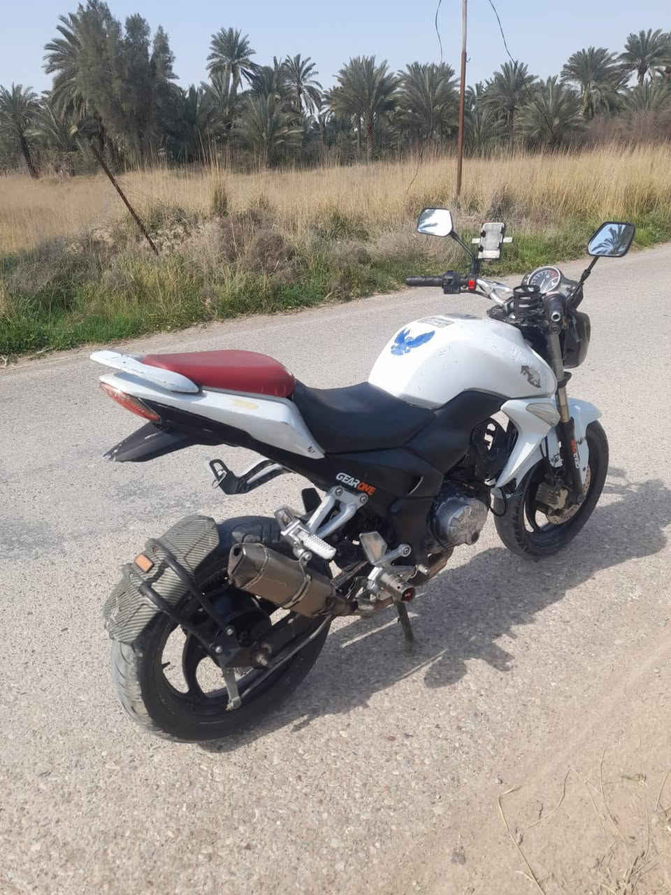 للبيع دراجة SYM موديل 2021 بطحة، محرك 150cc.
لونها أبيض، شكل رياضي وصالنصة رياضي.
اوراق كاملة. 
المحرك نظيف ما مفتوح بلاد والدراجة كلها بلادي.
كهربائياتها كلها شغالة والدراجة ما بيها أي مشكلة، فقط الدبل تعبان.
الدراجة بحالة ممتازة واقتصادية بالبانزين.
السعر: 750 الف
تواصل على الخاص.
واتساب:***********
