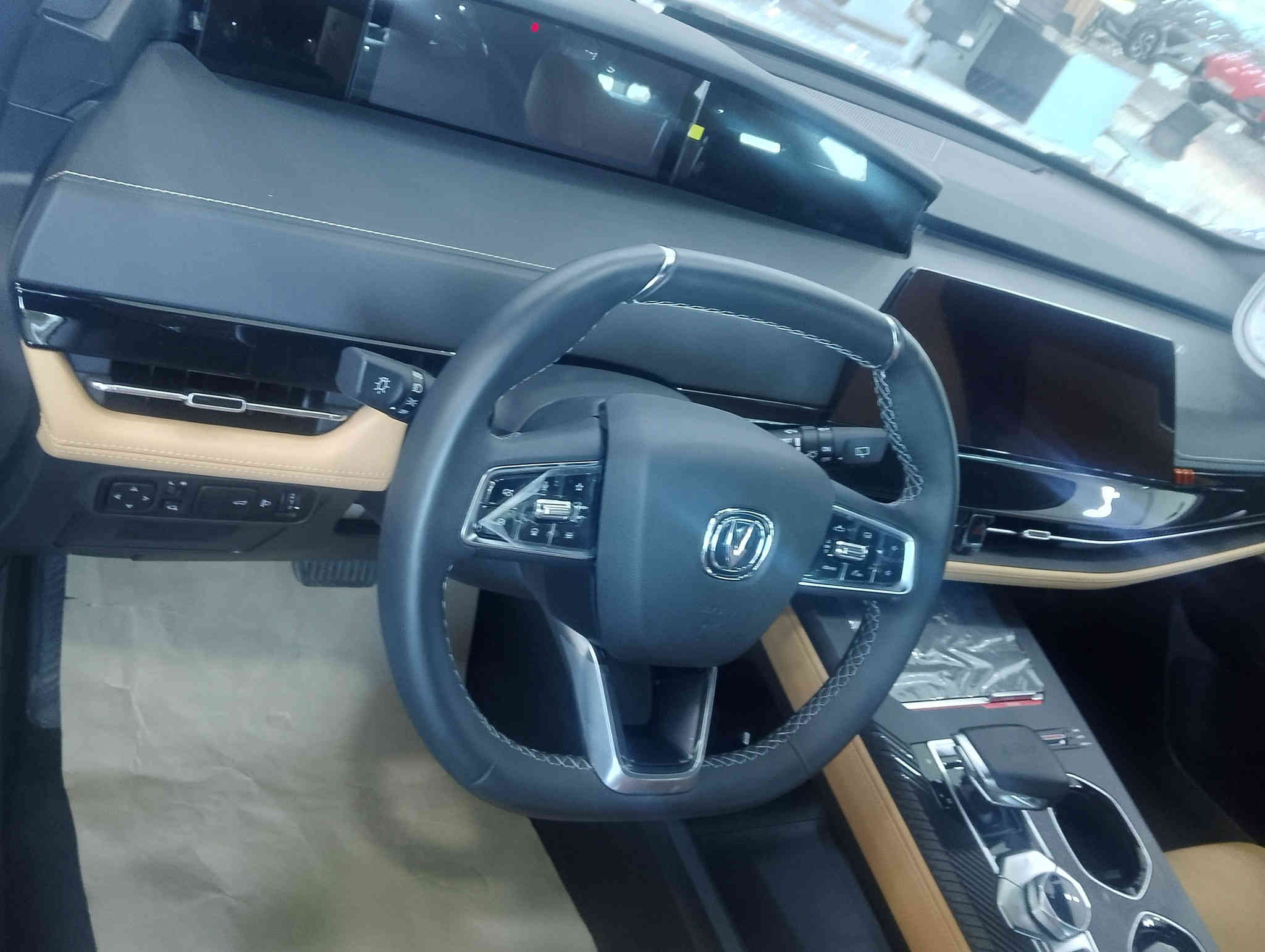 يونيكي" تشير عادة إلى طرازات Changan UNI-K أو Lynk & Co 01/001 (التي تختلف حسب السوق)، وكلاهما سيارات دفع رباعي مدمجة إلى متوسطة الحجم تركز على التصميم الجريء والتكنولوجيا المتقدمة. 
شانجان UNI-K 
تتميز شانجان UNI-K بتصميمها المستقبلي ومقصورتها الداخلية الفاخرة، وتوفر أداءً قوياً. 
المحرك والأداء:
تتوفر عادة بمحرك بنزين تيربو سعة 2.0 لتر 4 أسطوانات يولد قوة تصل إلى 229 حصاناً وعزم دوران 390 نيوتن متر، متصل بناقل حركة أوتوماتيكي من 8 سرعات.
يأتي بنظام دفع أمامي أو دفع رباعي (AWD) حسب الفئة.
التصميم والتكنولوجيا:
تصميم خارجي جريء بمصابيح LED رفيعة ومقابض أبواب مخفية.
مقصورة داخلية متطورة بشاشات ذكية كبيرة، بما في ذلك شاشة عدادات رقمية وشاشة ترفيه مركزية.
المميزات:
توفر مجموعة شاملة من أنظمة مساعدة السائق المتقدمة (ADAS)، مثل مثبت السرعة التكيفي والمساعدة في الحفاظ على المسار.
تصميم داخلي واسع ومريح مع مقاعد جلدية فاخرة وفتحة سقف بانورامية. 
لينك آند كو 01 
تُعرف Lynk & Co 01 بكونها سيارة دفع رباعي هجينة (PHEV) أو بمحرك بنزين تقليدي، مبنية على منصة مشتركة مع فولفو XC40. 
المحرك والأداء:
طراز الـ PHEV يجمع بين محرك بنزين توربو سعة 1.5 لتر ومحرك كهربائي، بقوة مجمعة تبلغ 276 حصاناً.
تتوفر أيضاً بمحرك بنزين 2.0 لتر بقوة حوالي 218 حصاناً.
ناقل حركة مزدوج القابض (DCT) بـ 7 أو 8 سرعات.
التصميم والتكنولوجيا:
تصميم عصري ومميز بمصابيح أمامية مقسمة.
تجهيزات تقنية عالية تشمل شاشة معلومات ترفيهية سريعة الاستجابة بقياس 15.4 بوصة وخدمة Wi-Fi مدمجة.
المميزات:
حصلت على تقييمات موثوقية ممتازة وتوفر ميزات أمان متقدمة.
نسخة الـ PHEV تتميز بمدى كهربائي يصل إلى 75 كم واستهلاك وقود مجمع منخفض للغاية. 

للاستفسار اتصال ع رقم المبيعات 
*********** 📞☎️
