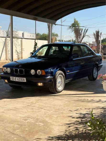 للبيع بي ام موديل 1993 
بسمي محرك كير صدر كله جديد 
حجم 535 i  محرك مفتوح مو مسكر 
كلشي شغال بيه السياره 
وارد يابان من ال 10 الاوئل 
تخم تاير 
الاستفسار ***********
مكان السياره بغداد 
غير متواجد عل الإنترنت بغداد
