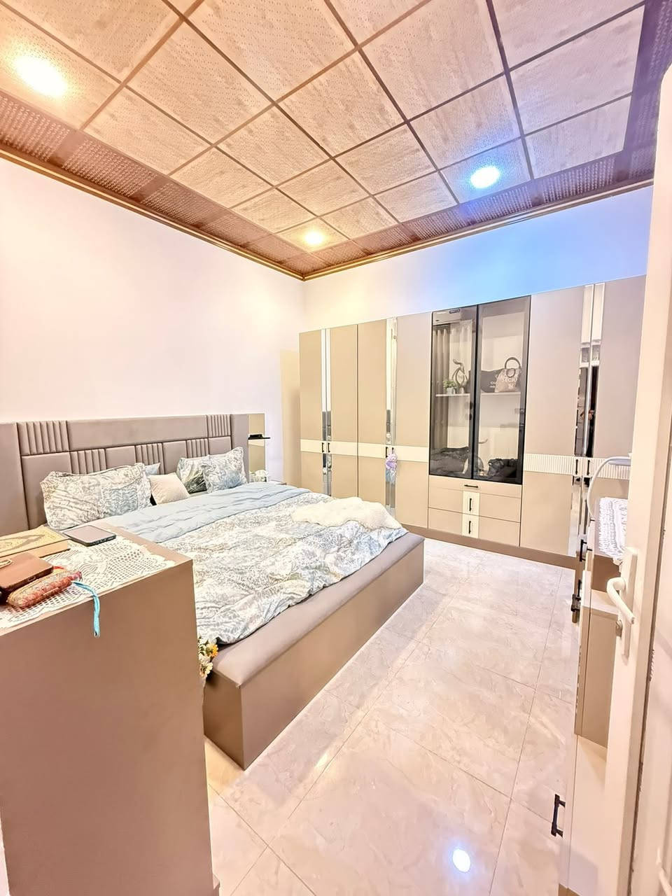 الدار البيع 
الجانب الايمن مشيرفه الثانيه ع سادين شارع 30الاول
مساحه 140
السعر 135
رقم تلفون ***********
***********
