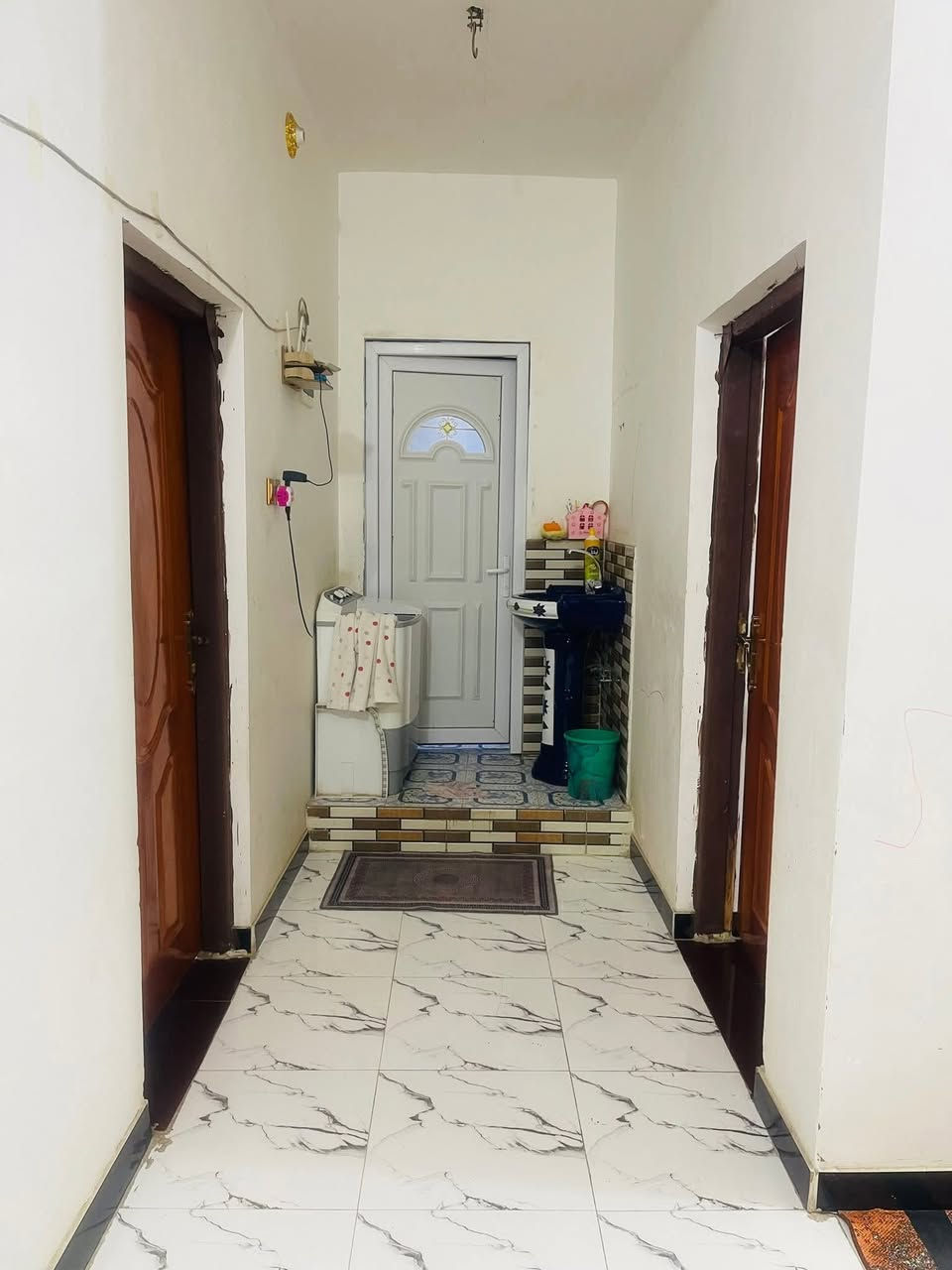 بيت للبيع
الموقع : حي العسكري على ساحة خضراء 
المساحة :200متر
تفاصيل البناء: البيت طابقين بناء حديث  اربع غرف صالتين مطبخ اسقبال ثلاث صحيات  الطابق الاول كونكريت الطابق الثاني عكاده 
هاتف: ***********
