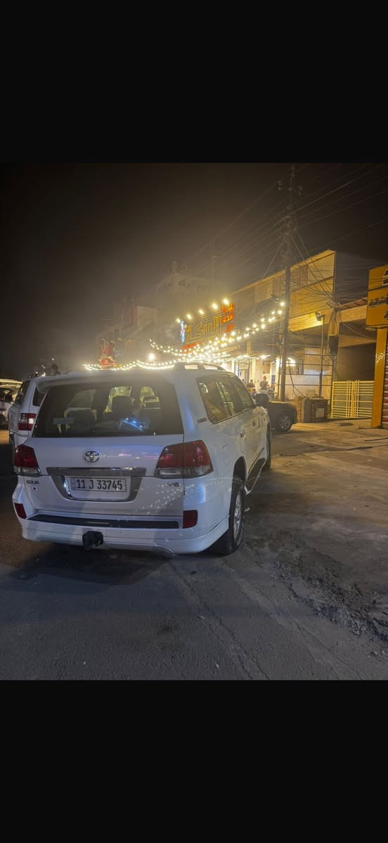 سلام عليكم
لاندكروز 2010 
ستينيه 
بصمة تشغيل
فتحه 
حساسات امامي خلفي
منضومة زنون
 زراك لايت
داخل حمصي
فطيم وكالة SAS
وهوايه بعد مواصفات

***********
