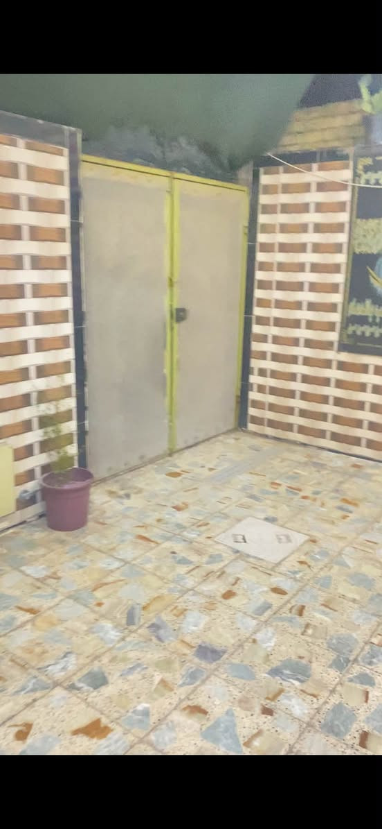 السلام عليكم بيت 🏠
بغداد مدينه الصدر قطاع ٧٥
المساحه ١٤٤ متر 
بناء دراجه أولى حديث ٢٠٢٥
محتويات البيت 
استقبال - حمام خارجي -مطبخ بار -مطبخ حار - حمام داخلي - غرفه نوم - غرفه نوم مع منور خلف الغرفه - صاله كبيره - الطابق الثاني - غرفه نوم عدد ٢ وحمام -سطح استيكر-ملاحظه الغرف الطابق الثاني نقصهم بس كاشي وبيبان 
السعر ٢٢٥ وبي مجال 
الاستفسار : ***********
