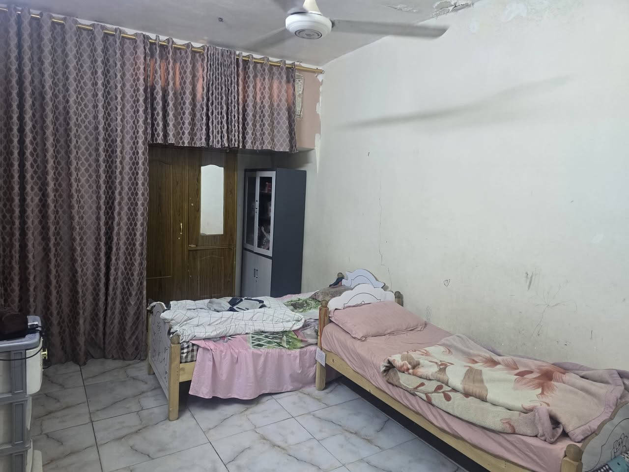 بيت ١٥٠ متر للبيع غرفتين وصالة واجهة ٧.٥ م ونزال ٢٠ م بناء بلوك العنوان حي الأمين الثانية قرب مجمع الأمير السكني للأستعلام الاتصال ***********
