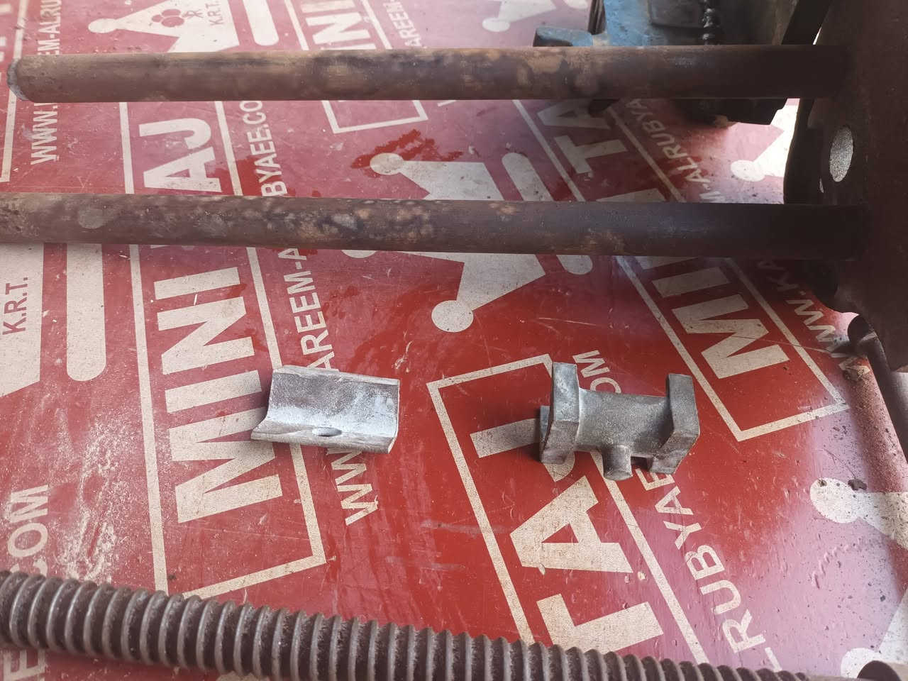 من رخصة الادمن المحترم منكنات وحدة ريكود انكليزي مؤسسة و وحدة ادوات و وحدة مال بطالة مكتوب نوعيته الاتصال على ***********
