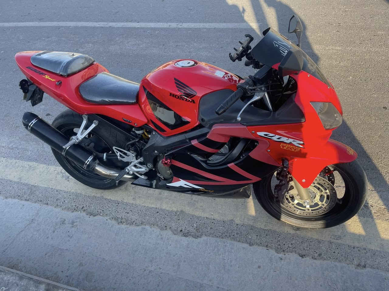 سلام عليكم بطحاافوراي  موديل 2004
600سيسي 
اكزوز رياضي سعره 200 $
كفاله عامه كير محرك 
ماشي 35 كلش نظيفه بعد احلى من الصور 
دراجه بعده بدون كمرك 
مكاني الانبار عامرية الفلوجه 
للتواصل *********** 
*********** السعر خاص
