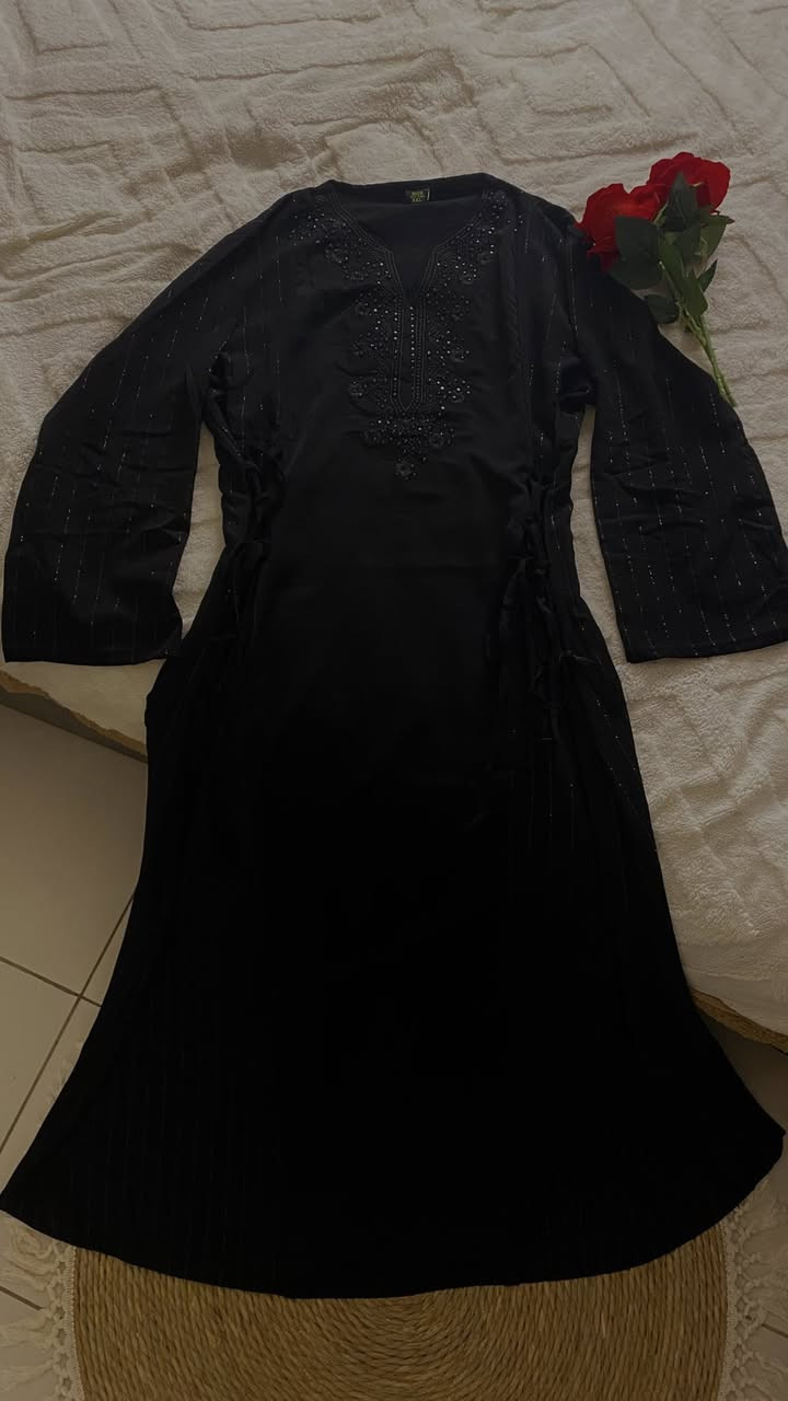دشداشه محرم سواد فاحم اصلي مطاط 
حبال من الجوانب تتخصر على الجسم كلوش 
السعر ١٥ 
كل القياسات متوفره 🖤

تصوير حقيقي 🖤


**إذا كنت صاحب هذا الإعلان وتريد حذفه لأي سبب، رجاءا أرسل رسالة إلى الدعم الفني**