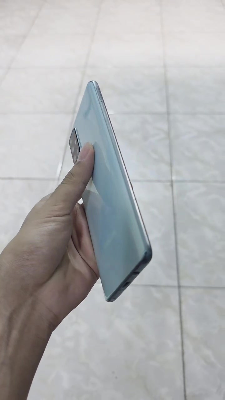 📍العنوان بابل-حلة/ نادر الاولى
- هاتف 128/8GB Samsung Galaxy A71 5G.
- مستعمل نظيف جدا بدون خدوش او كسر او فطر بالجهاز 
- الجهاز يدعم شريحتين سيم كارد dual sim card
- مساحتة 128GB قابل للزيادة حتى 512GB عن طريق رام sd card
- ذاكرة عشوائية Ram 8GB
- معالج الجهاز سنابدراگون Snapdragon 730 معالج ادائة جيد جدا
- شاشة الجهاز ممتازة Super AMOLED plus
- الجهاز يحتوي على بصمة شاشة مدمجة optical
- الجهاز يحتوي فتحة سماعة 3.5 audio jack
 الموبايل يحتوي على كاميرات قوية وهي : 

1 - كاميرة 64MB واسعة wide عالية الدقة تصوير فديو 4k بجودة ممتازة جداً
2 - كاميرة 12MB واسعة جداً ultra wide ممتازة 
5 - كاميرة 32MB سيلفي selfie camera بدقة ممتازة تصوير فديو 4k

- بطارية الجهاز 4500mah تكفي يوم كامل استعمال
- سرعة شحن 25w سريع جدا super fast charge
- الجهاز بدون علبة لكن يحتوي على شاحنة samsung اصلية تدعم شحن 25w سريع جدا  super fast charging 
- مع سماعات headphones مع الجهاز 
- اضافة الى خمسة covers للموبايل
- شاشة الجهاز تحتوي على لاصق شاشة اصلي نظيف ما بي اي عيوب