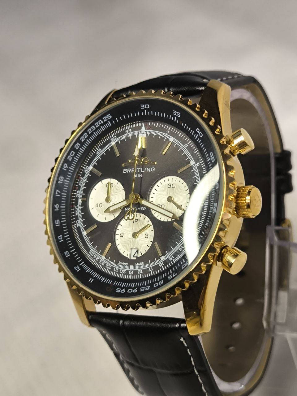 ساعة من ماركة برتلنغ Breitling
تحفة فنية 
مصممة للطيارين الحرفين والقباطن
مكينة كوار


**إذا كنت صاحب هذا الإعلان وتريد حذفه لأي سبب، رجاءا أرسل رسالة إلى الدعم الفني**