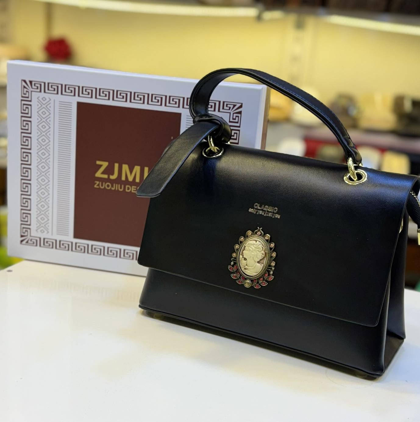 واتساب *********** 
صفحتنا على الانستا 
‏https://www.instagram.com/khaled_bags_shoes?igsh=aHgzNnAyeDc0cGd1
السناب 
‏https://www.snapchat.com/add/khaledzahawe?share_id=GwP3kgwzTro&locale=ar-EG-u-nu-latn
التيك توك 
‏https://www.tiktok.com/@khaledzahawe?_t=8kEouIPTpO1&_r=1
