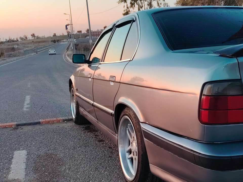bmw 1991كامل كراوه ته 95 هه يكه ل 520 مه كينه ي  گؤراوه بؤ525 بي حه يبه كاره باياتر حه مو به لبط ته به و ره قه و حه مو شتي به شه رت مه كينه بوخاريشي نيه سلاته 2جام كاره بايه ليدران جه مبيكي سوكي بيشي هه يه قورس نيه 4 تايه ي به نوئي بؤ گؤراوه ناو يشي خاوينه و كراوه ته 1995 ته بريته و سعري 57 وه ره قه و محامه وه كاله و به ناو كردني به شه رته َ غرامه ي له سه ر نيه ژ.م*********** واتس ئەپی لەسەرە شوێن هەولێر أربيل, العراق

