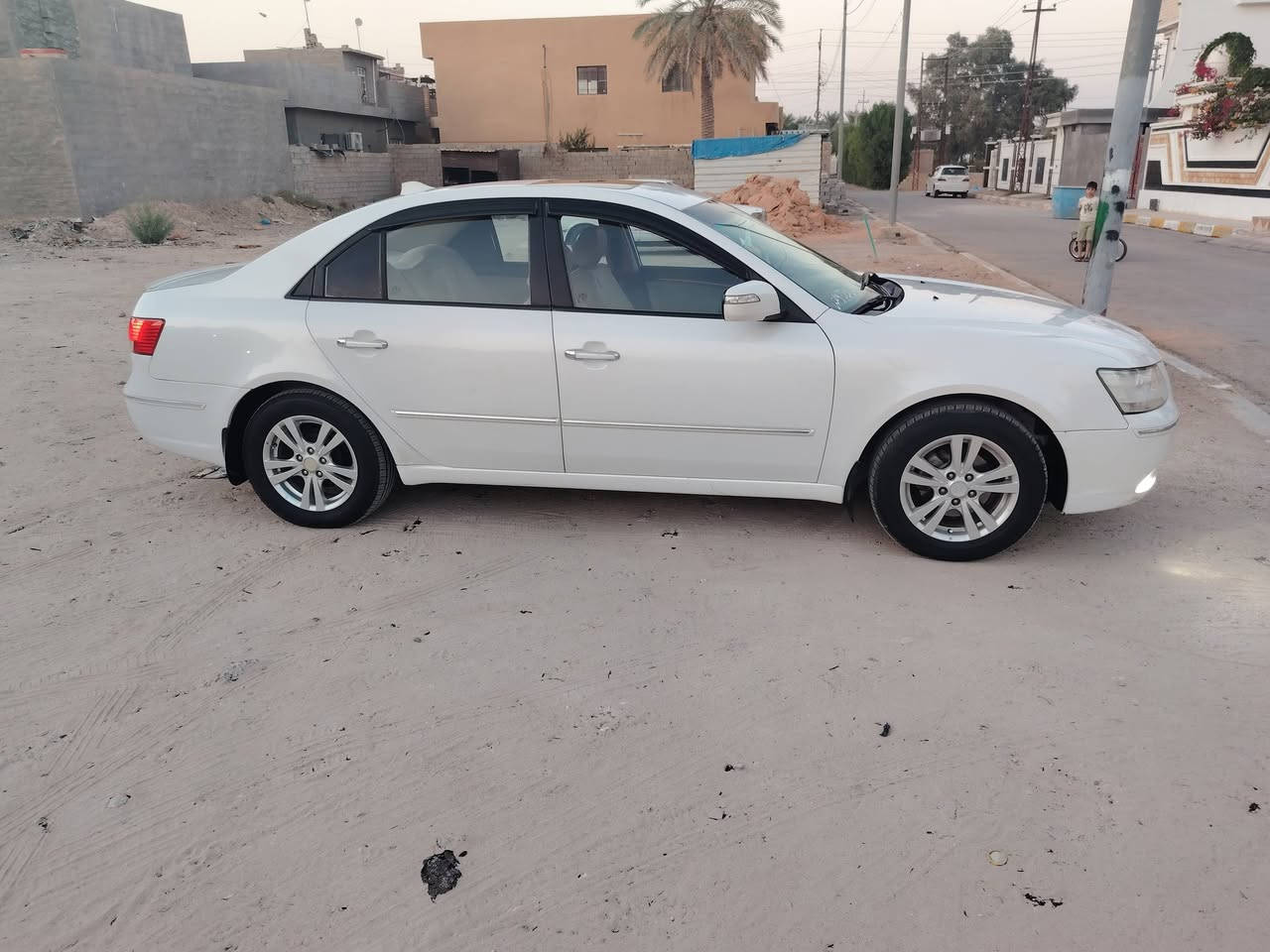 السلام عليكم سوناتا للبيع موديل 2010 سياره خليجيه فول مواصفات ماكينه 2400  سياره تتقاطع بيها بدون دواخل تب تبريد تسويه كلها فول حداديه كله جديد مكان السياره انبار سعر السياره 125 وبي مجال ***********
