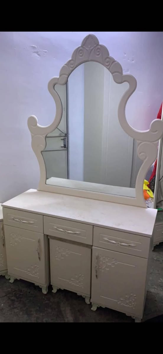 سلام عليكم ....غراض منزليه للبيع
ميز يتصفط يعني سفري للسفرات وياه 4 كراسي جدد 
و ميز تواليت وياه مرايه طوليه و وياه كوميديه للبيع


**إذا كنت صاحب هذا الإعلان وتريد حذفه لأي سبب، رجاءا أرسل رسالة إلى الدعم الفني**