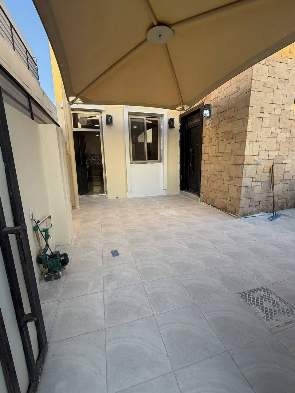 🏠دار للبيع 
مجمع بيتي (الزون الاول)
مبدل ارضية الگراج والحولي 
موقع مميز 
 قرب الخدمات (جامع) (مدرسة) (ماركت)

المساحة 220 م
3 غرف 
صالة 
استقبال
مطبخ 
2 مجاميع صحية
گراج وحديقة 
 
توجد عروض اخرى داخل مجمع بيتي
☎️للاستفسار 

 ***********

📍نستقبل جميع العروض داخل وخارج المجمع
