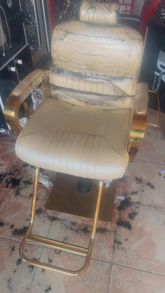 للبيع عربانه مرايات اثنين كراسي ثنين نضافتهن٩٥مسطبات اثنين  اخوان الغراض جدد بس صار فتره متروكات كلهن اتراب ***********
